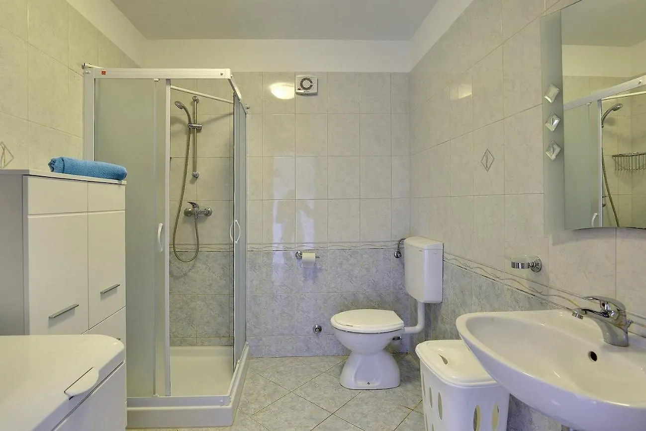 Helle Ferienwohnung 400 Meter Zum Strand Liznjan Apartment