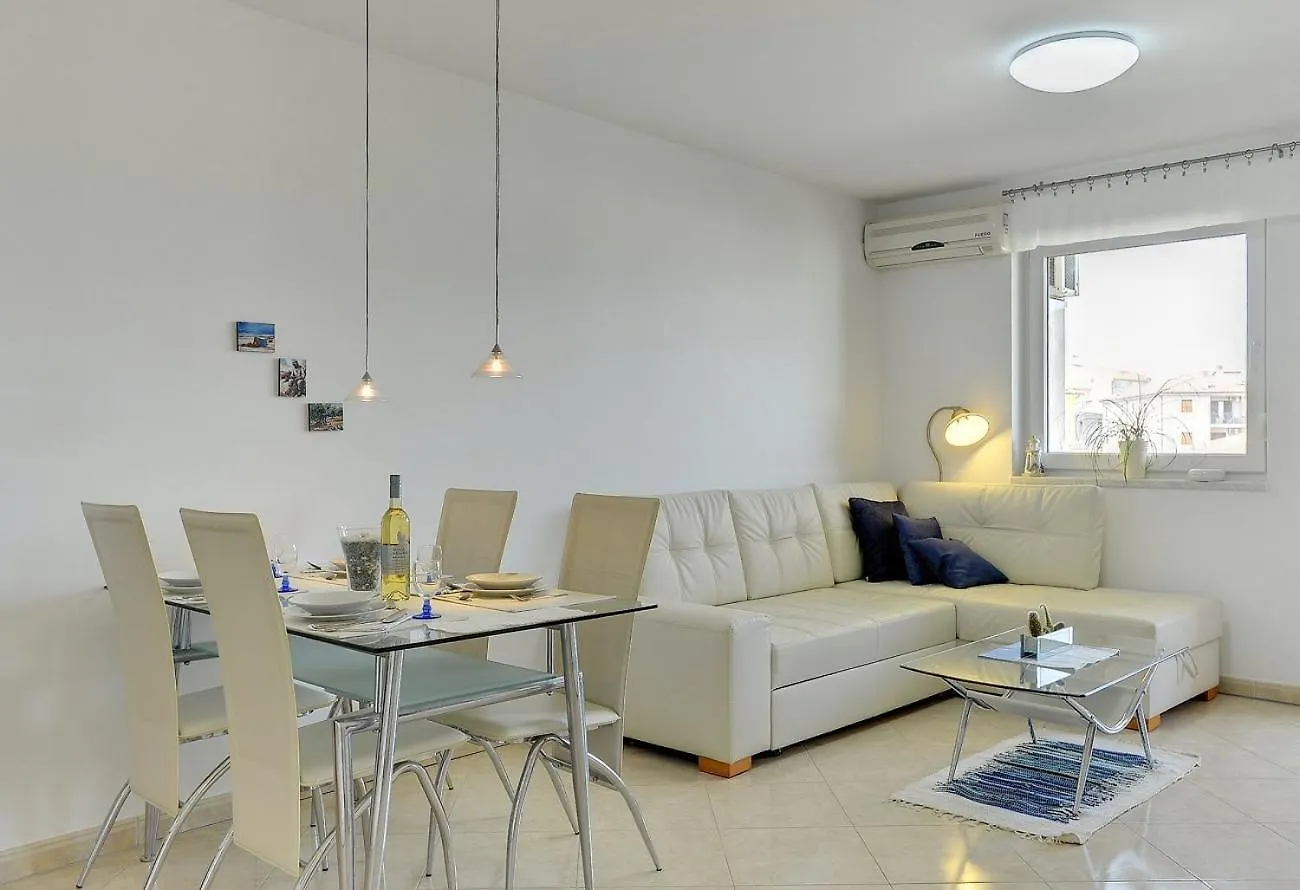 Apartment Helle Ferienwohnung 400 Meter Zum Strand Liznjan Croatia